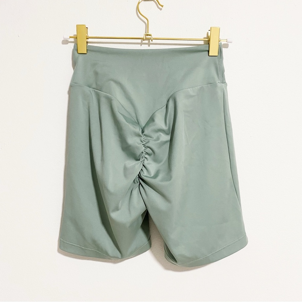 Gymshark Scrunch Bum Shorts - Picture 2 of 3